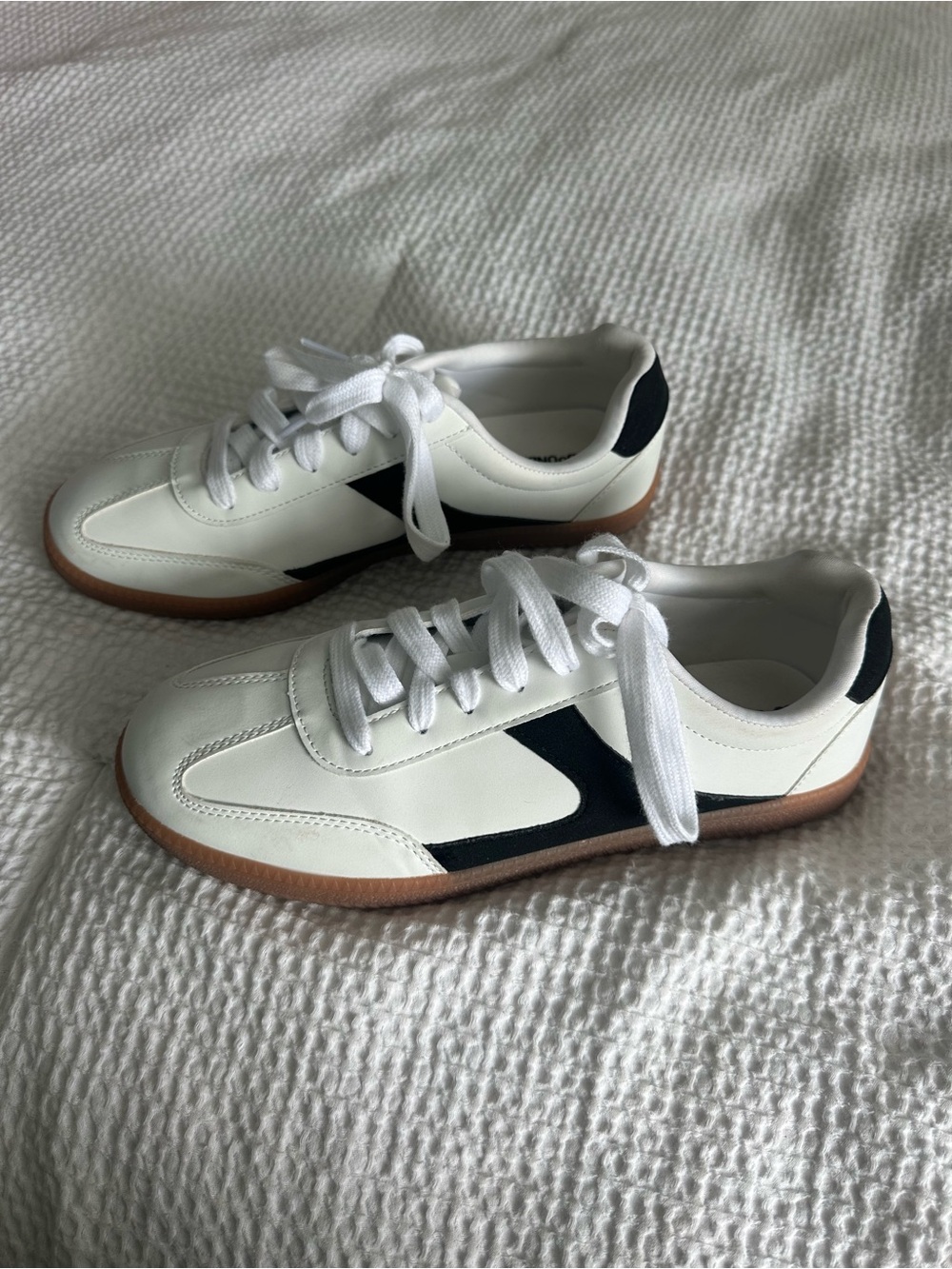 No Boundaries Women’s White/Black Casual Sneakers Size 8.5